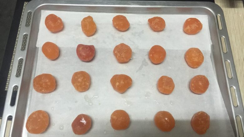 莲蓉蛋黄月饼(Moon Cake)#中秋食饼记#,然后把泡好的鸭蛋黄放入烤箱中,上下火烤5分钟。