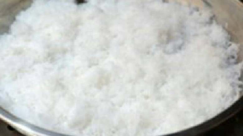 番薯杯子糕,把材料B一起混匀,移入蒸盘蒸20分钟。取出待凉备用。