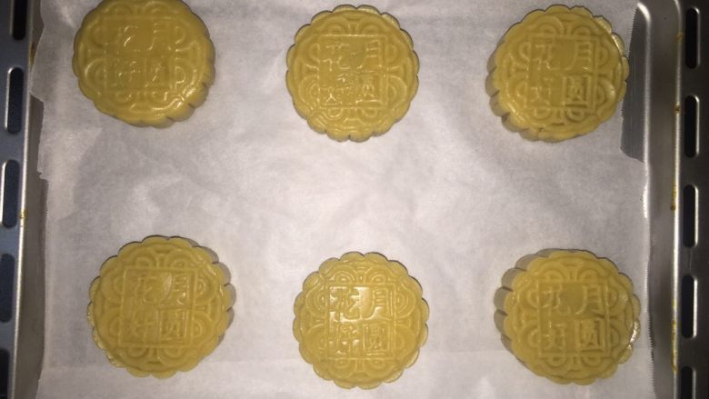 莲蓉蛋黄月饼(Moon Cake)#中秋食饼记#,然后月饼表面和周围均匀刷上蛋黄液,170度上下火中层烤15分钟。