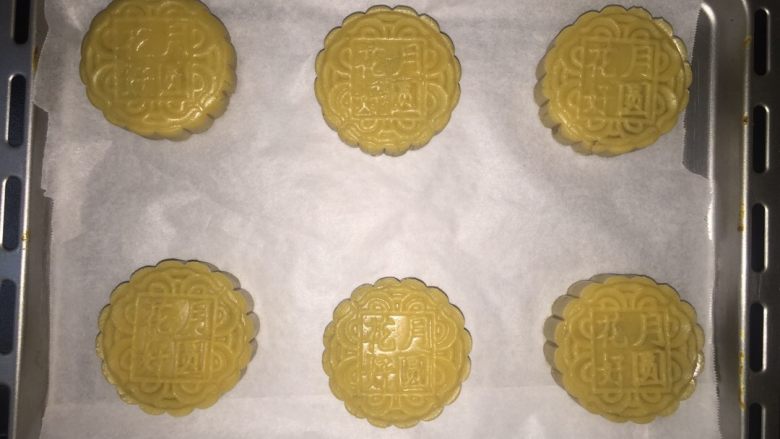 莲蓉蛋黄月饼(Moon Cake)#中秋食饼记#,然后月饼表面和周围均匀刷上蛋黄液，170度上下火中层烤15分钟。