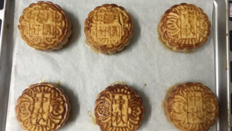 莲蓉蛋黄月饼(Moon Cake)#中秋食饼记#,这个就是烤好的月饼咯！