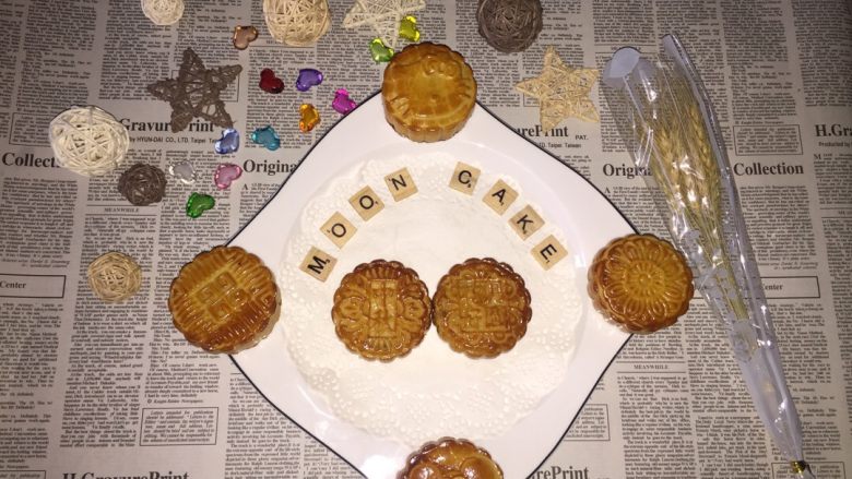 莲蓉蛋黄月饼(Moon Cake)#中秋食饼记#,然后装盘，再加点小装饰就OK咯！