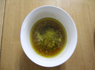 美味健康的早餐必备——格兰诺拉麦片,放入微波炉大约一分钟,黄油融化即可。