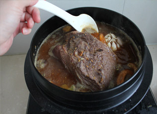 一勺好酱在酱牛肉中的作用——酱香牛肉,大火把水烧开,煮10分钟,期间不停的撇去浮沫。