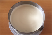 《丝绒乳酪慕斯》瑞雪祥云 ,在第一层慕斯液上放置第二片蛋糕片,倒入其余慕斯液,冷藏过夜