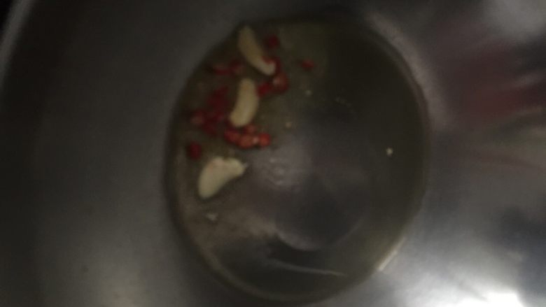 无言黄瓜,热锅热油下朝天椒和蒜头,煸香