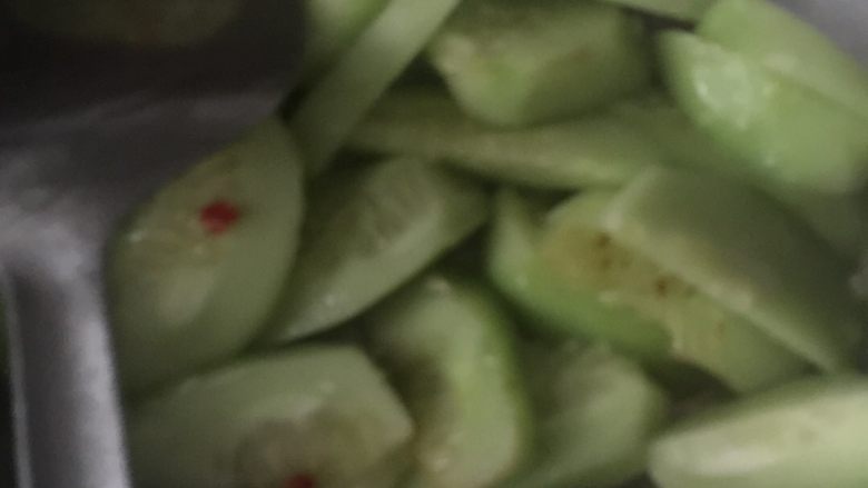 无言黄瓜,炒至黄瓜变色,