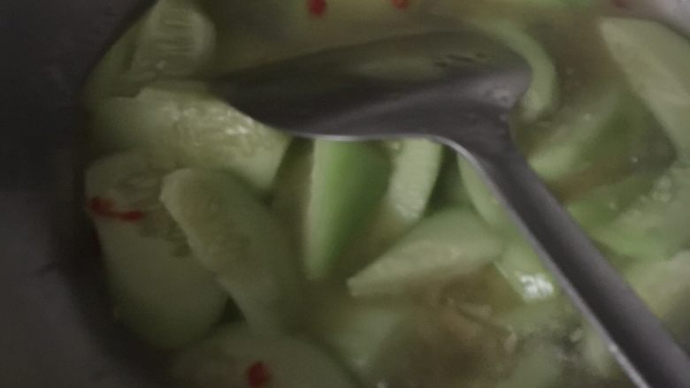无言黄瓜,倒入开水,水淹过黄瓜