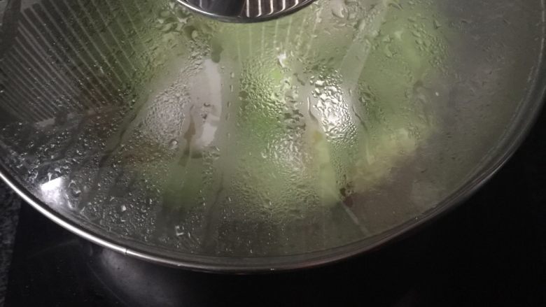 无言黄瓜,拌匀,煲五分钟