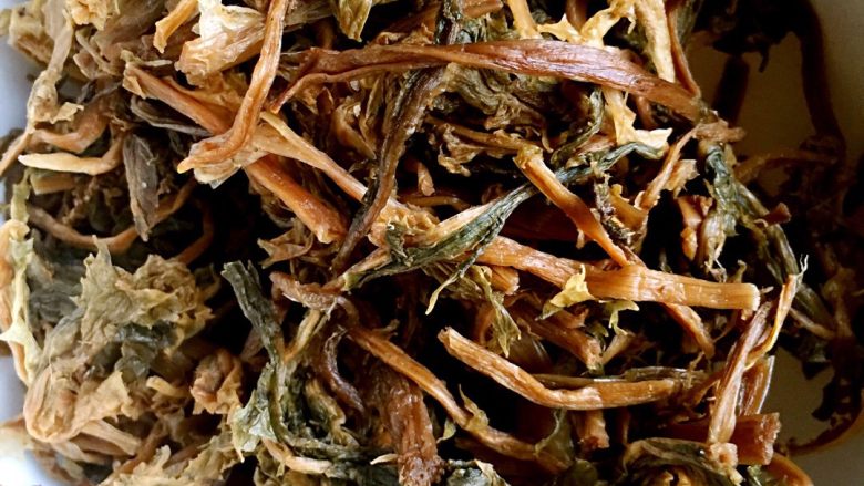 苏式梅干菜鲜肉月饼,<a style='color:red;display:inline-block;' href='/shicai/ 707'>梅干菜</a>用开水泡开,多换几次水,去除盐分,然后捞起挤干水份。