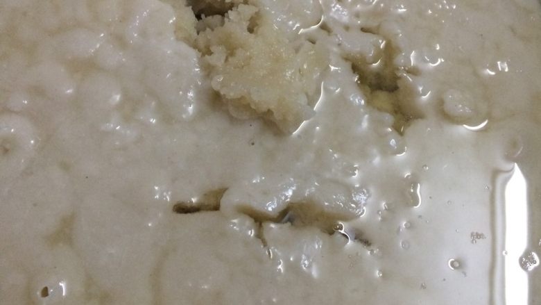 冰皮月饼#中秋食饼记#,放到热水锅里,隔水蒸25分钟左右,看到没有白色的就熟了