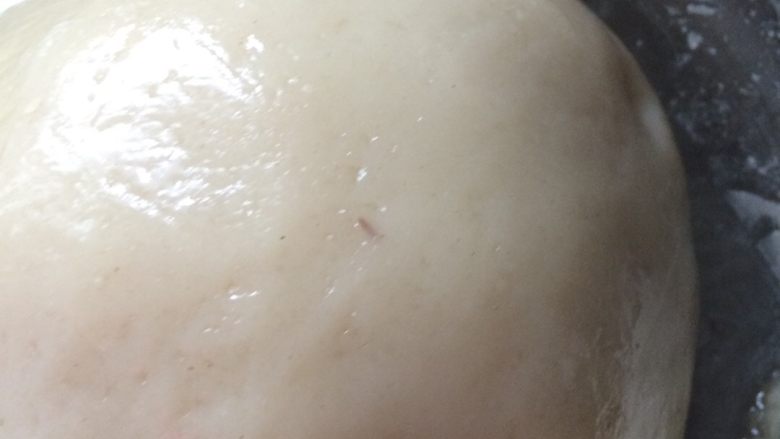 冰皮月饼#中秋食饼记#,等到不汤手时,带上一次性手套搓,揉,直到面团收到完油后,盖上保鲜膜放入冰箱冷藏一小时