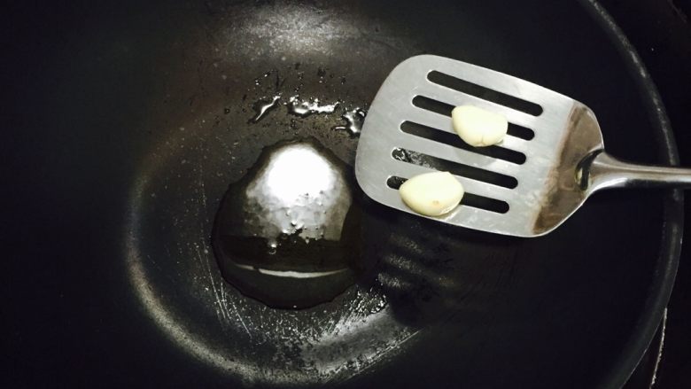 好好ci牌 咖喱土豆排骨焖饭,热油之后,放蒜,蒜炒制金黄。