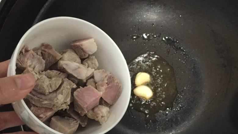 好好ci牌 咖喱土豆排骨焖饭,放入排骨,油煎~
