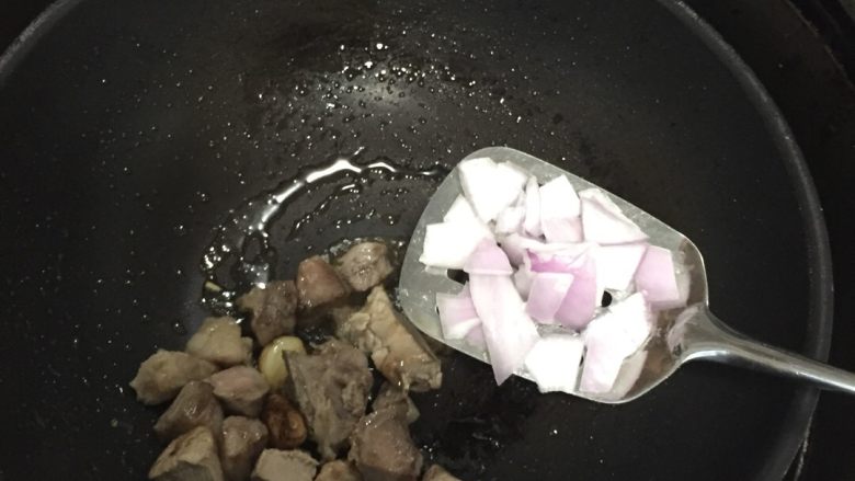 好好ci牌 咖喱土豆排骨焖饭,排骨微微油煎之后,放入洋葱。