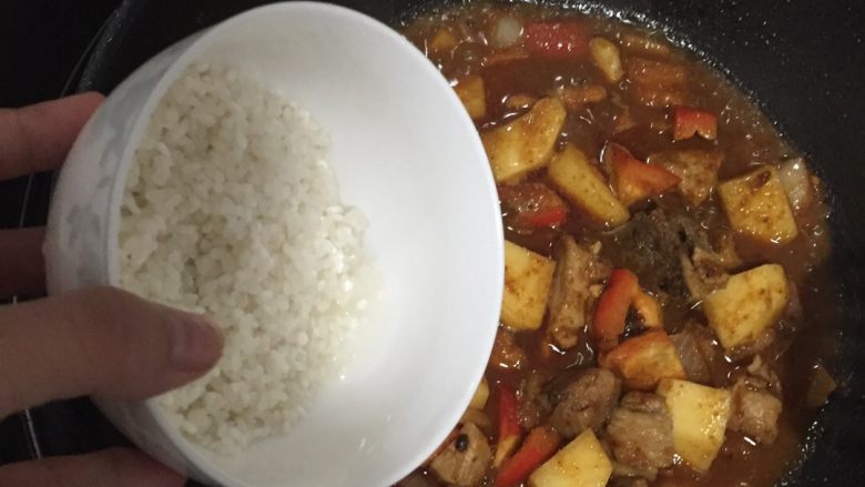 好好ci牌 咖喱土豆排骨焖饭,放淘洗好的米粒进去,搅拌,翻炒翻炒。