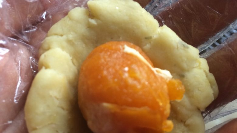 冰皮月饼#中秋食饼记#,先拿豆沙包着蛋黄