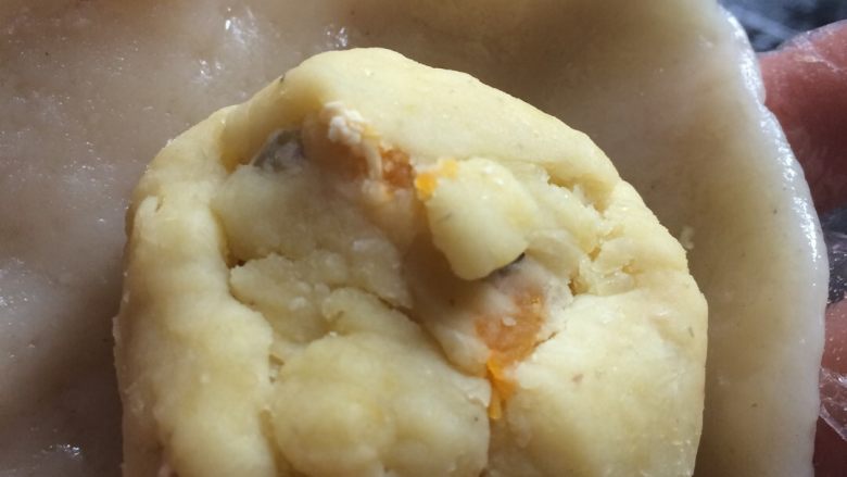 冰皮月饼#中秋食饼记#,再把面团捏成面皮,把馅放到中间