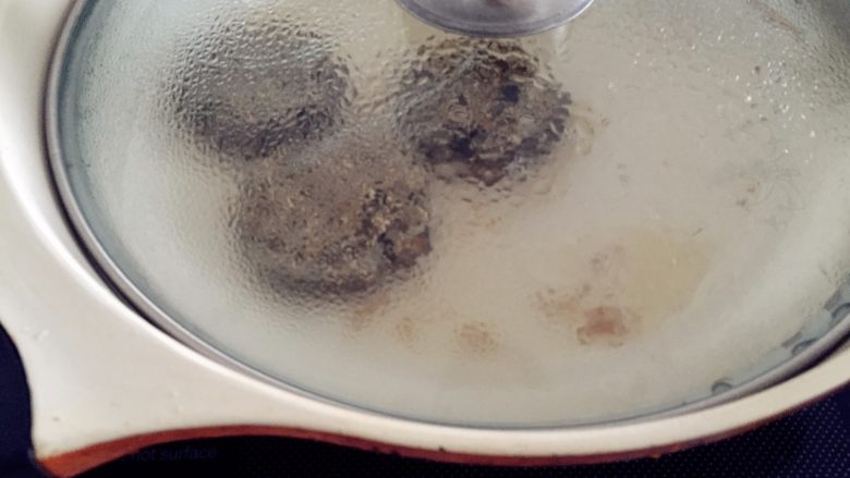 鸡肝芝麻小饼—换种口味,12M ,然后放入一勺水,盖上锅盖,小火用蒸汽焖熟。