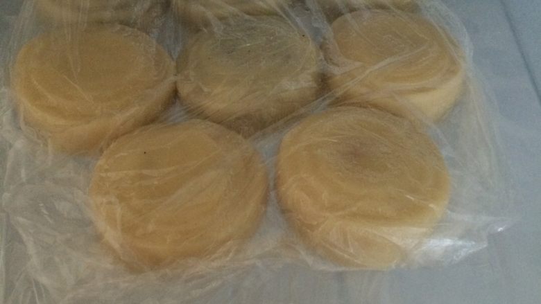 冰皮月饼#中秋食饼记#,装进保鲜膜里放进冰箱里冷藏几个小时吃,更美味了