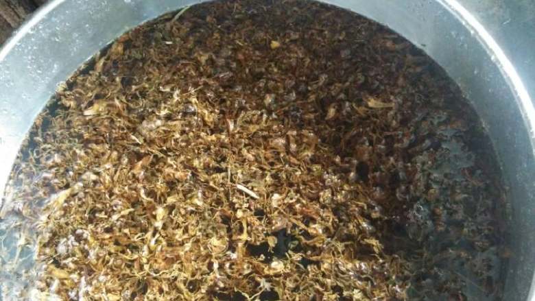 梅干菜扣肉,梅干菜泡洗干净,待用