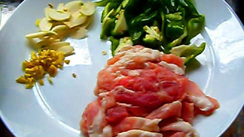 笋干炒肉,辣椒切好备用，<a style='color:red;display:inline-block;' href='/shicai/ 428'>五花肉</a>切好备用，