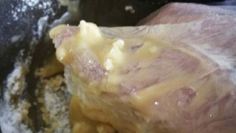 小鲜肉#中秋食饼记#,拌油酥最好戴个一次性手套,太粘了。