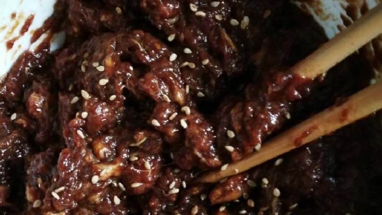 小鲜肉#中秋食饼记#,加葱花,然后朝一个方向搅拌上筋,这个很重要,关系到口感。(百度帖子有加榨菜丁,我不爱那个,大家可根据自己的口味酌情添加)