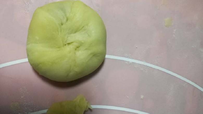小鲜肉#中秋食饼记#,包好的样子,包好稍微按扁下。