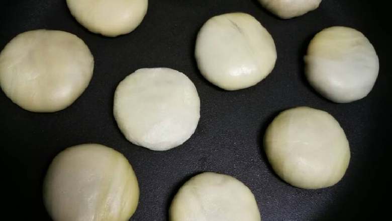 小鲜肉#中秋食饼记#,放到平底锅里,不用放一滴油,小火开始烘。
