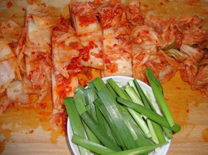 换着花样吃泡菜：辣白菜炒肥牛,辣白菜、韭菜改刀