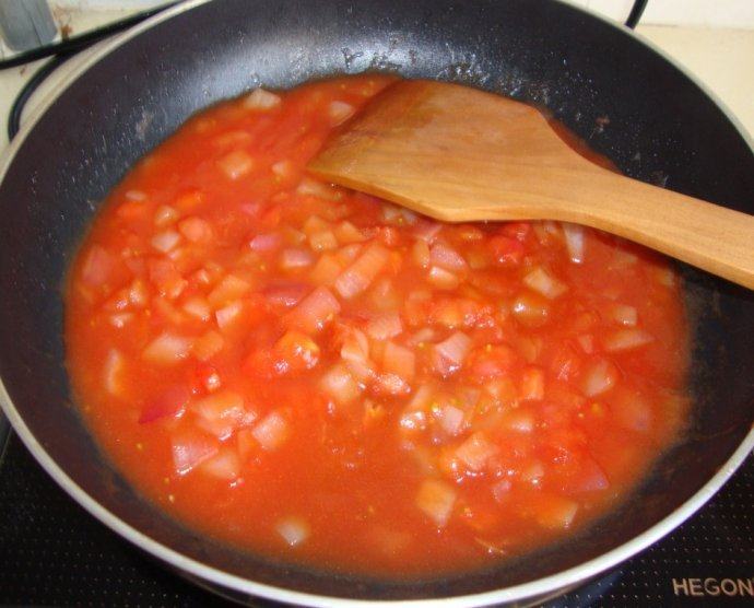 热力四射:墨西哥鸡肉卷,西红柿用热水烫过去皮切丁、<a style='color:red;display:inline-block;' href='/shicai/ 29'>洋葱</a>切丁