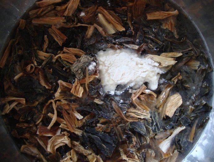 梅干菜的新吃法:梅香茄子 ,<a style='color:red;display:inline-block;' href='/shicai/ 707'>梅干菜</a>剪成小段,加水、盐、少许面粉搓洗几下,洗净