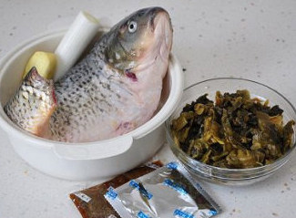 最美川式下饭菜:酸菜鱼 ,鲤鱼去鱼鳞鱼鳃内脏,剪去鱼鳍鱼尾,收拾洗干净且控干水份;酸菜鱼调料包拆开,取出酸菜。
酸菜不用洗,以保持老坛酸菜的原味还有咸度,这样煮鱼头鱼骨的时候还能多放些水,更方便焯烫鱼片,味道也刚刚好。