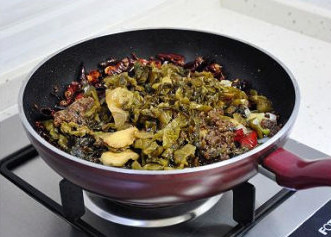 最美川式下饭菜:酸菜鱼 ,锅中留有底油,立即倒入干辣椒、花椒,小火炒出香味,再加入葱姜,煸炒出葱香味。