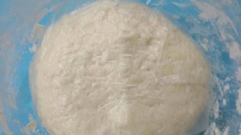 香菇锅贴饺,加适量的水顺时针绞动,将面粉变成一个面团即可,和的稍微硬一点。放在旁边盖上保鲜膜醒发一会。