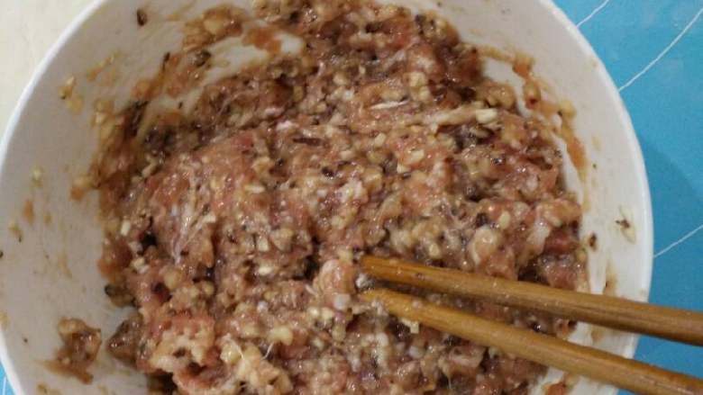 香菇锅贴饺,盐、鸡精、<a style='color:red;display:inline-block;' href='/shicai/ 9'>鸡蛋</a>全部放入,加少量油顺时针搅动拌匀。