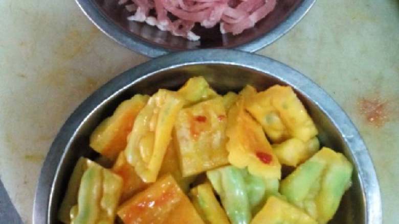 色彩瓜酱丝,把<a style='color:red;display:inline-block;' href='/shicai/ 55'>苦瓜</a>跟肉切好备用，<a style='color:red;display:inline-block;' href='/shicai/ 55'>苦瓜</a>切成块状