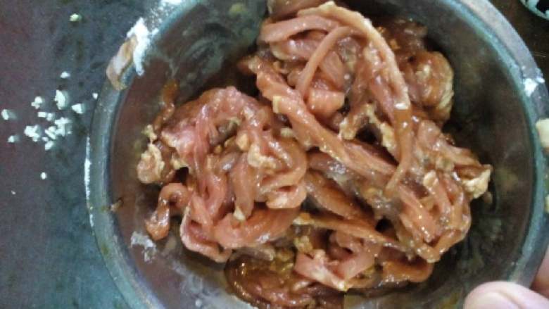 色彩瓜酱丝,<a style='color:red;display:inline-block;' href='/shicai/ 4613'>肉丝</a>用生抽，淀粉腌制好