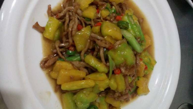 色彩瓜酱丝,苦瓜过水备用，肉丝过油，下配料炒熟装盘既可食用