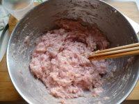 虾肉小馄饨~~街边人气小吃瞬间变身家常美味 ,加入<a style='color:red;display:inline-block;' href='/shicai/ 718'>料酒</a>、盐和胡椒粉拌匀后,加水并不断搅拌使馅料上劲,并成粘稠状。