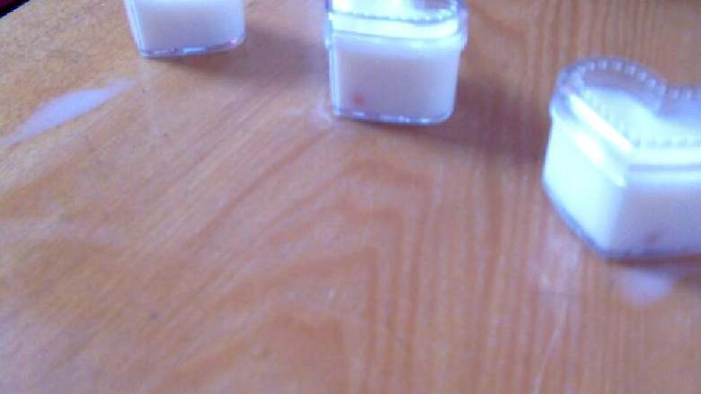 牛奶糖果小冰棍,再把<a style='color:red;display:inline-block;' href='/shicai/ 10615'>糖果</a>倒进去