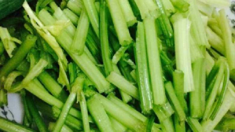 芹菜香干,<a style='color:red;display:inline-block;' href='/shicai/ 125'>芹菜</a>切好备用，如果<a style='color:red;display:inline-block;' href='/shicai/ 125'>芹菜</a>不太嫩，可以先焯一次水。