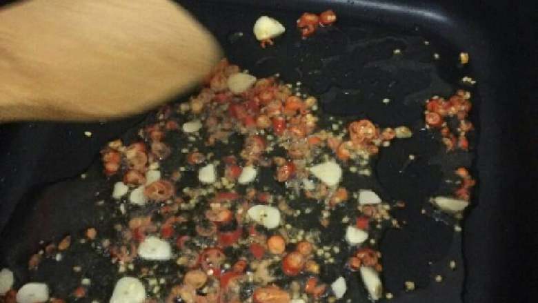 芹菜香干,锅里热油，爆香辣椒和蒜头