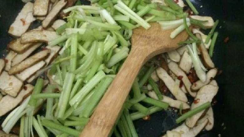 芹菜香干,随后放入芹菜，继续翻炒