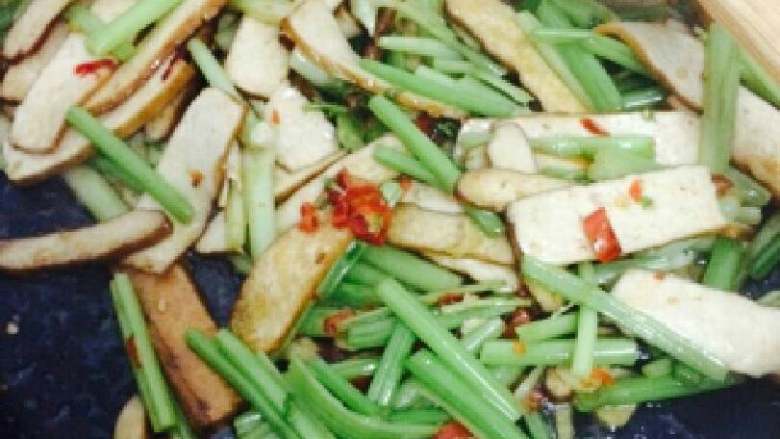 芹菜香干,当芹菜变软，加入适量的味极鲜和鸡精调味。