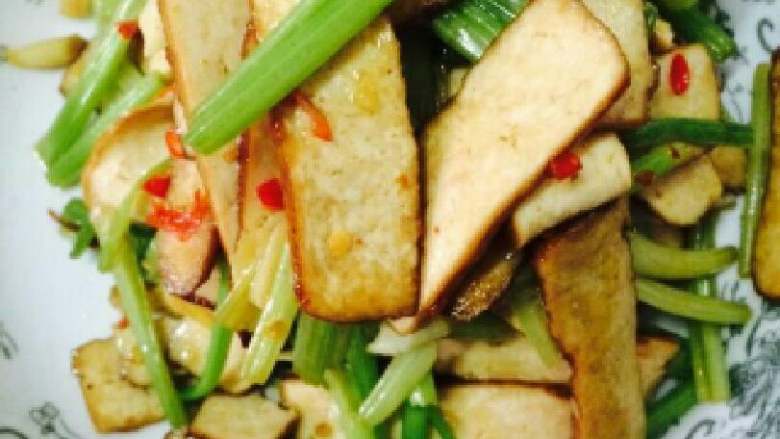 芹菜香干,起锅装盘