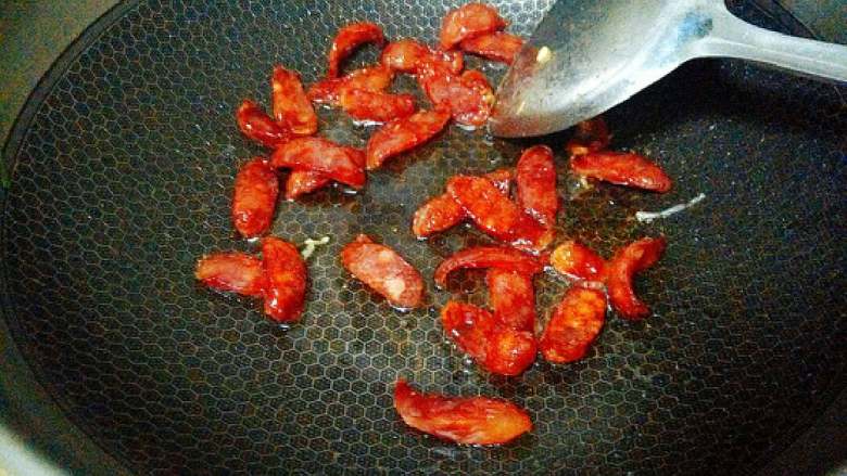 腊肠炒韭菜,热锅,加入少许油,下腊肠爆炒一会
