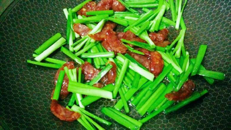 腊肠炒韭菜,等到腊肠炒出油了就下韭菜茎先炒一会，加入盐，<a style='color:red;display:inline-block;' href='/shicai/ 788'>生抽</a>，<a style='color:red;display:inline-block;' href='/shicai/ 750'>陈醋</a>翻炒均匀，再下叶子，加入少许水，大火翻炒几下。