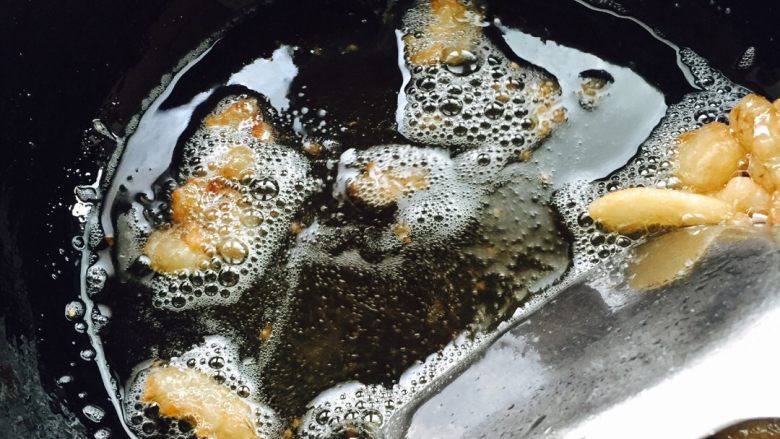 熬呀熬呀熬猪油,熬到板油变成油炸,油全部吐干净,盛到碗里冷却,可以用纱网过滤下油炸。这样猪油凝固后更白净